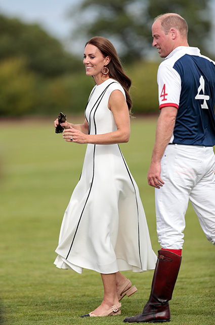 Кейт Миддлтон и принц Уильям посетили благотворительный матч по поло и поцеловались на публике Монархии