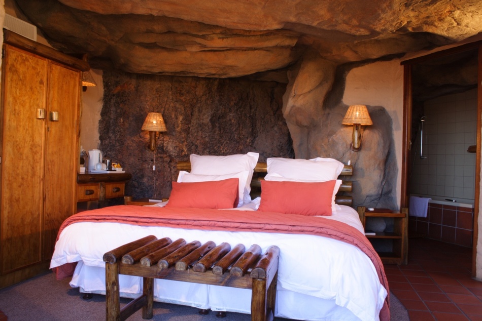 «Первобытный» отель в Африке. Как вам предложение прожить отпуск в настоящей пещере?