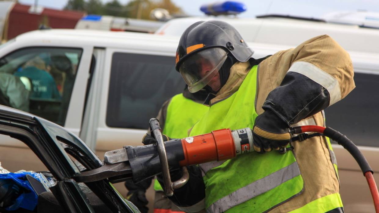 Новосибирские спасатели извлекли из разбитого автомобиля пострадавшего в ДТП водителя