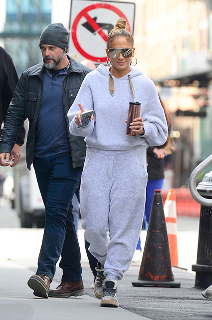 Спорт, гламур и комфорт: четыре модных образа Дженнифер Лопес на съемках нового фильма Звездный стиль