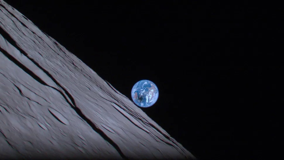 Японский лунный модуль накануне своей гибели сделал потрясающий снимок Земли во время солнечного затмения