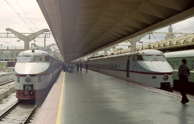 Два поезда ЭР–200 на Ленинградском вокзале, 9 июня 2000 года, Москва история, люди, фотографии