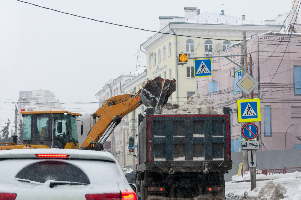 С началом весны в Архангельске начали в усиленном режиме ликвидировать снег