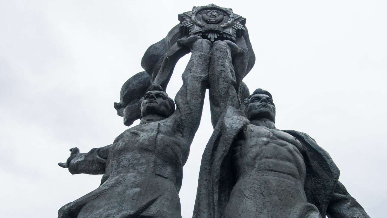 В Крыму призвали Киев самодемонтироваться в ответ на снос монумента Дружбы народов