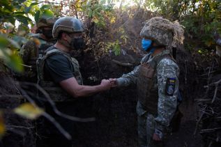 В зоне ООС бойцы получили подарки от президента