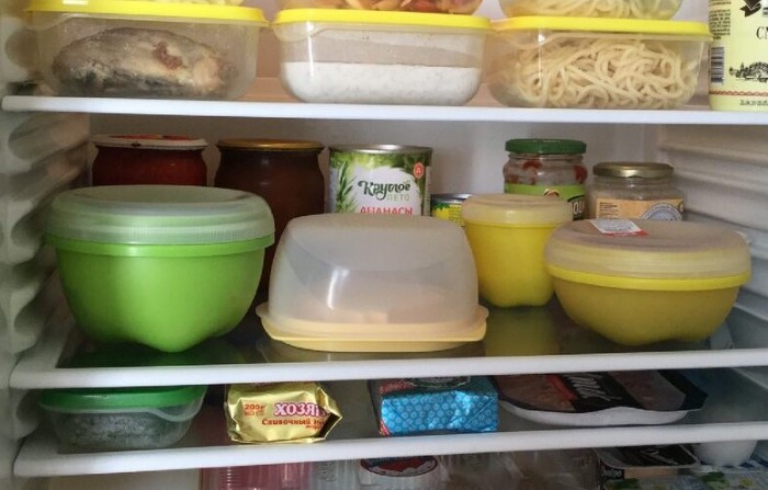 Храните еду в холодильнике в закрытых емкостях / Фото: datysho.ru
