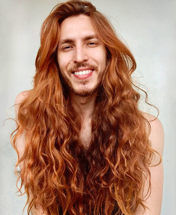 Бразилец удивляет густыми и длинными волосами как у Рапунцель