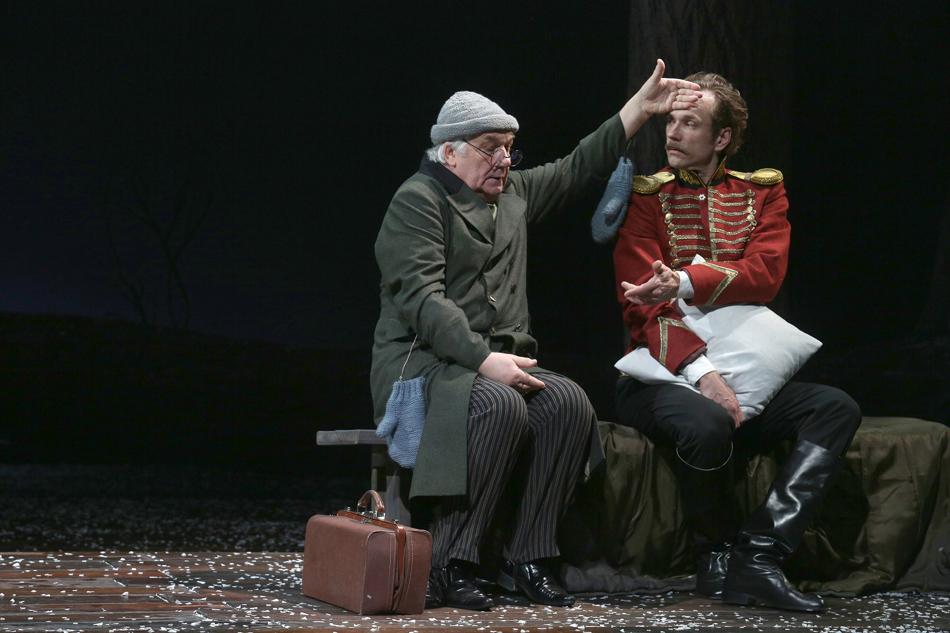 Александр Горбатов (справа) в спектакле<b> </b>«Повести Пушкина» («Станционный смотритель») театра имени Евгения Вахтангова