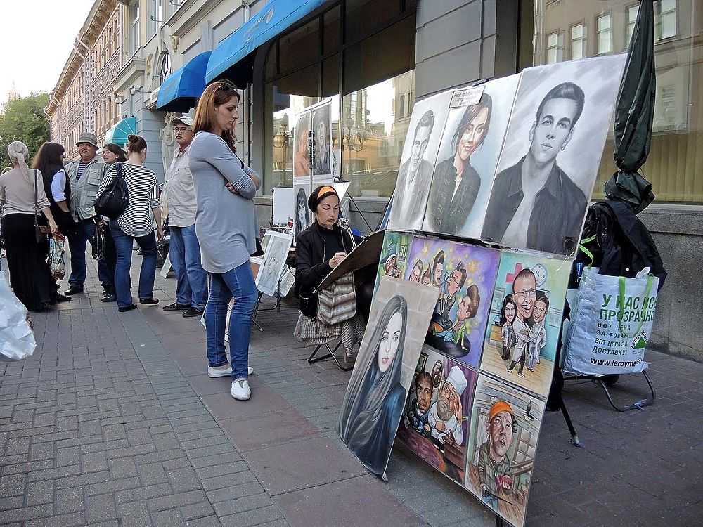 Художники арбата. Старый Арбат музыканты и художники. Старый Арбат художники. Музыканты и художники на Арбате. Художник на улице.