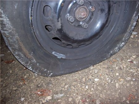Пробили колесо? Вам помогут шприц и грязная вода!