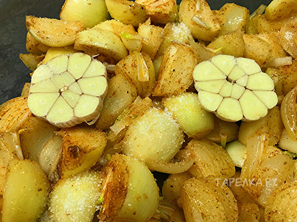 Вроде обычный лук, но какое вкусное блюдо из него получается. Лук становится прозрачным, нежным, просто тающим во рту с приятным вкусом. И готовится это блюдо просто.-5