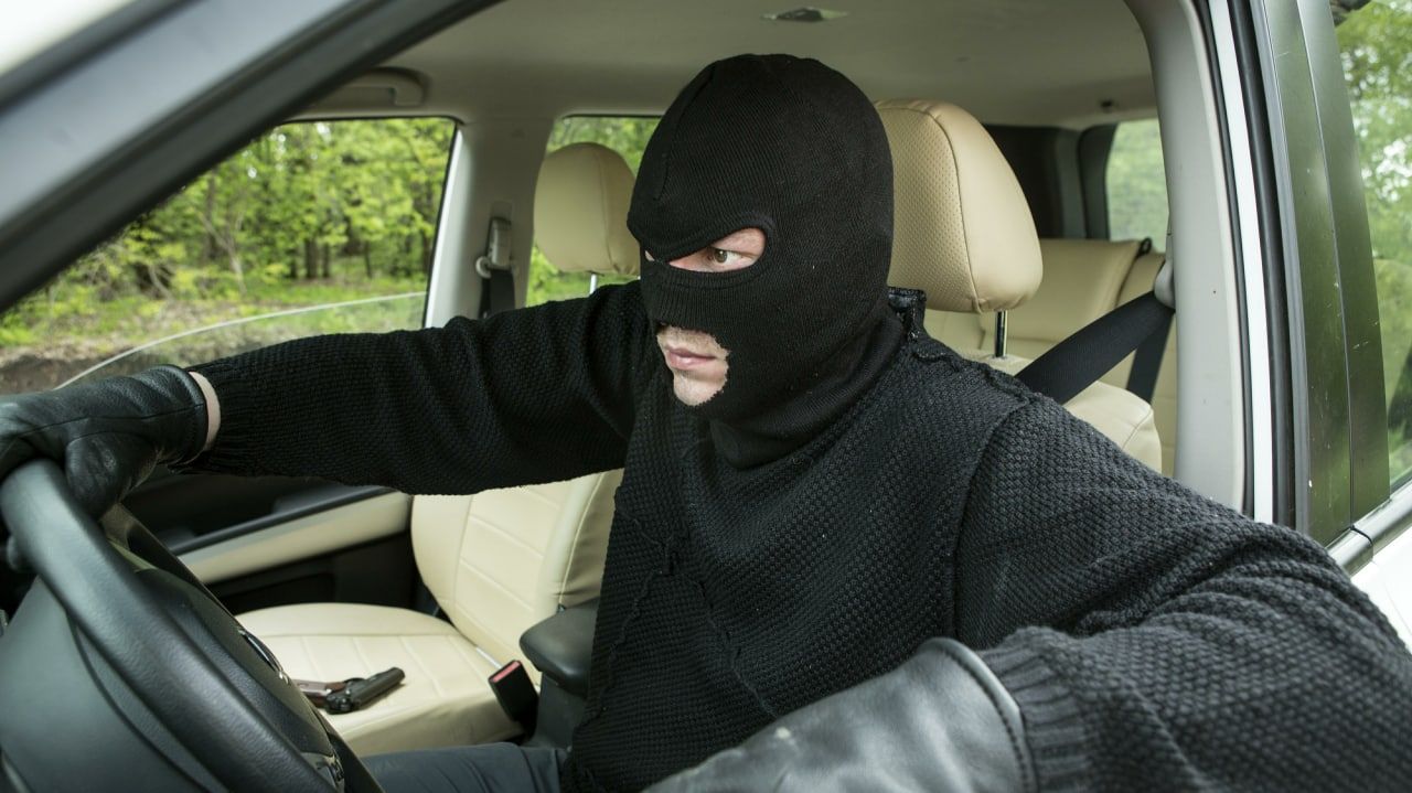 Краснодарские угонщики похитили автомобиль с помощью перочинного ножа