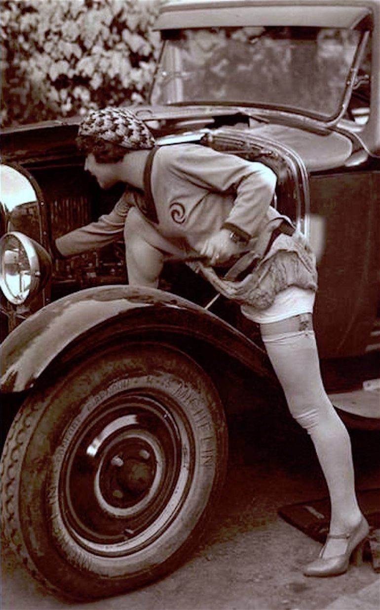 Девушка и авто 50-х годов