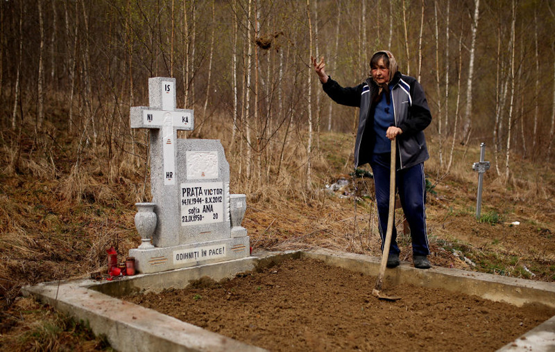 Другая жительница поселения – Ана Прата, желает, чтобы ее похоронили на могиле погибшего в 2012 году супруга деревня, до и после, загрязнение, медь, отходы, природа, фото, экология