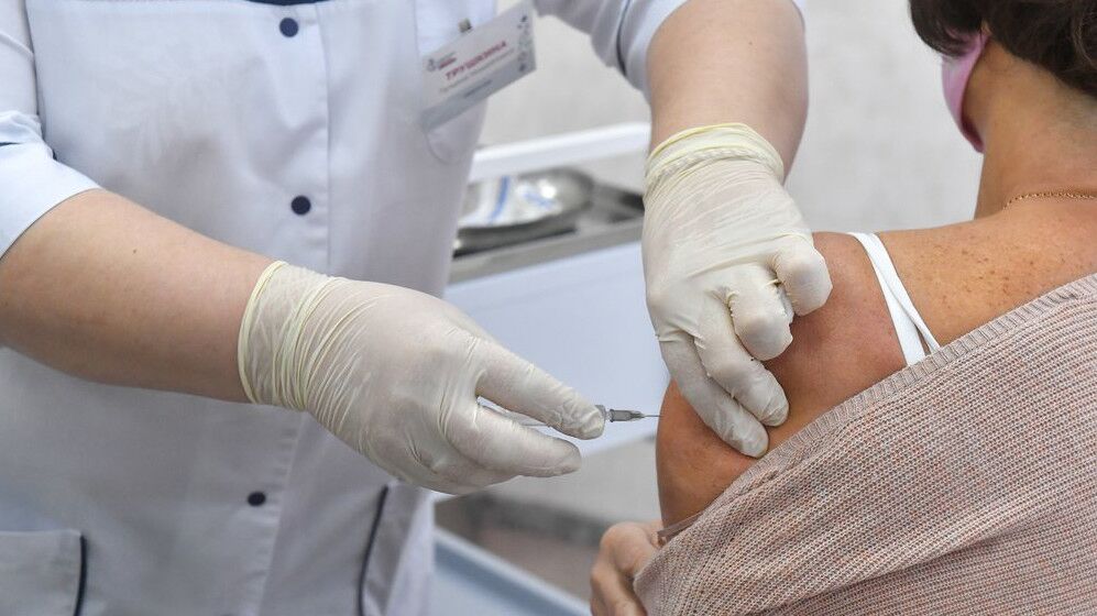 Более 2 тысяч московских волонтеров помогают медикам в мобильных пунктах вакцинации