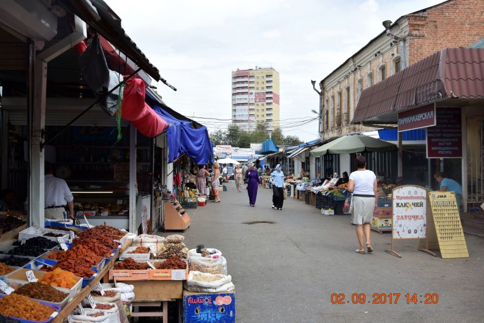 Рынки города семей. Большие Исады Астрахань. Рынок Исады Астрахань. Большие сады рынок Астрахань. Базар большие Исады.