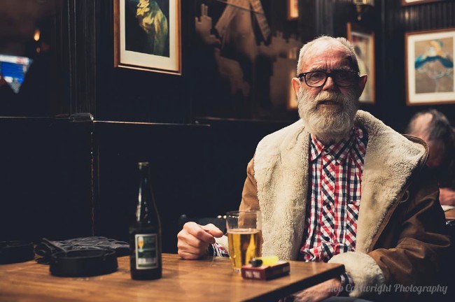 kobenhavn-danmark-copenhagen-denmark-scandinavia-city-break-holiday-travel-rob-cartwright-portrait-old-elderly-man-bokeh-pub-bar-coat-beard-glasses1