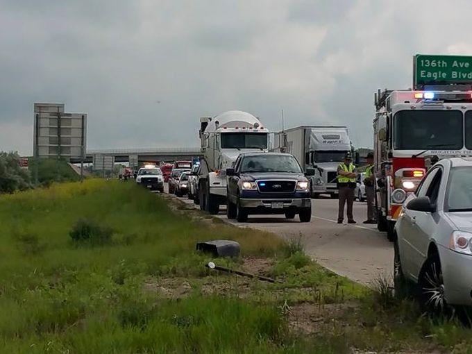 «Фото дня»: Полицейский отвлекает малышку после смерти её отца в ДТП «Фото дня»: Полицейский отвлекает малышку после смерти её отца в ДТП аварии,авто и мото,автоновости,видео,происшествия