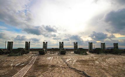 На фото: российская зенитная ракетная система большой и средней дальности С-400 "Триумф", предназначенная для уничтожения средств воздушно-космического нападения, на территории зенитно-ракетного полка Южного военного округа (ЮВО).