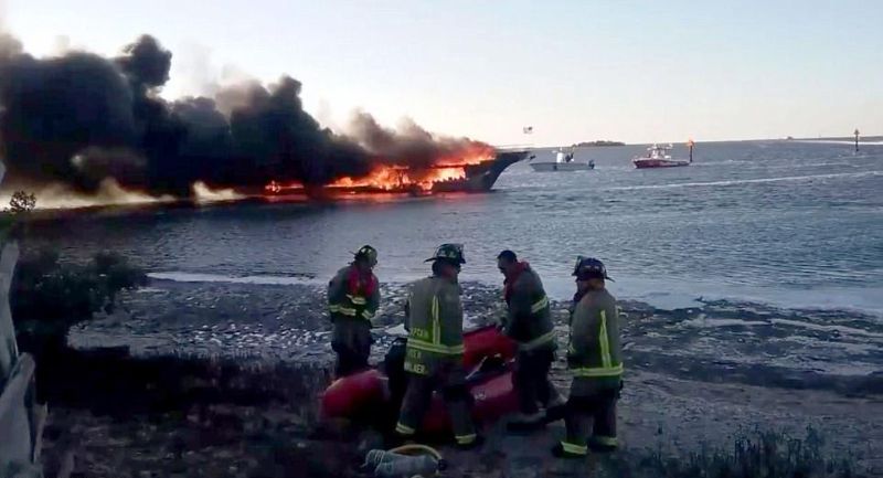 Во Флориде дотла сгорело казино на воде