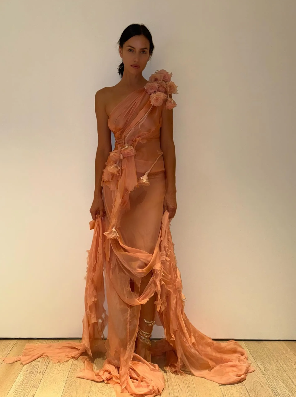 «Голое платье», блонд и роскошная фигура: красивые архивные снимки Ирины Шейк обсуждают в Сети Ирина, также, модель, звезды, жизни, платье, Модель, фотосоцсетиВ, актриса, позировала, кадры, дополнили, Брэдли, среди, время, путешествий, какая, показов, одном, комплиментов