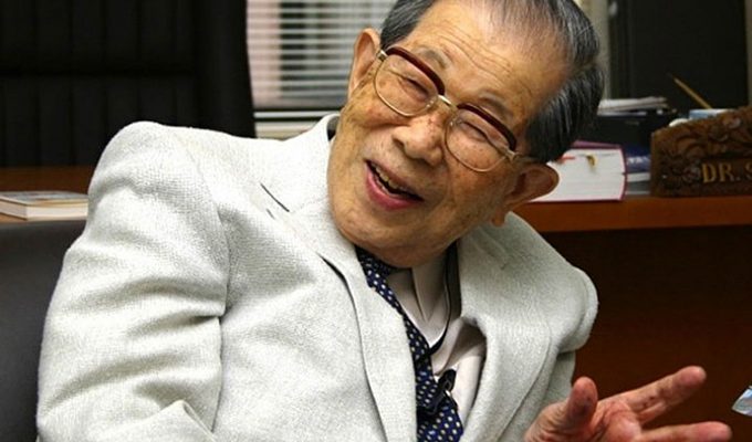 Жить долго и счастливо: советы 105-летнего японского врача, работавшего до самой смерти