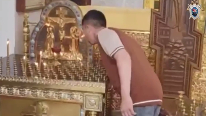 Гражданин Таджикистана задул свечи в церкви и толкнул прихожанку