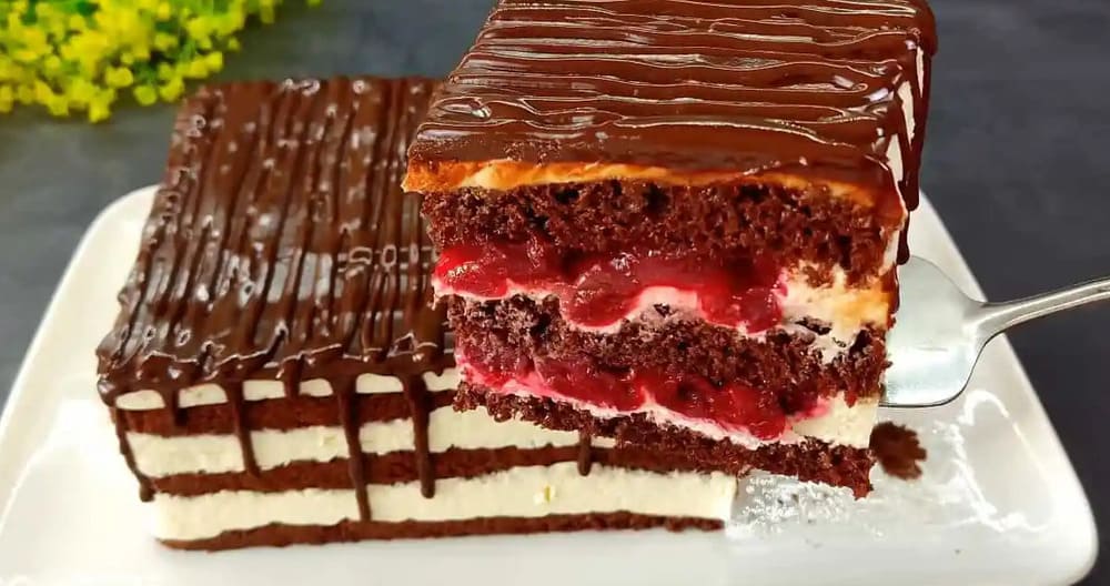Шоколадный торт с вишней и кремом десерты,торты