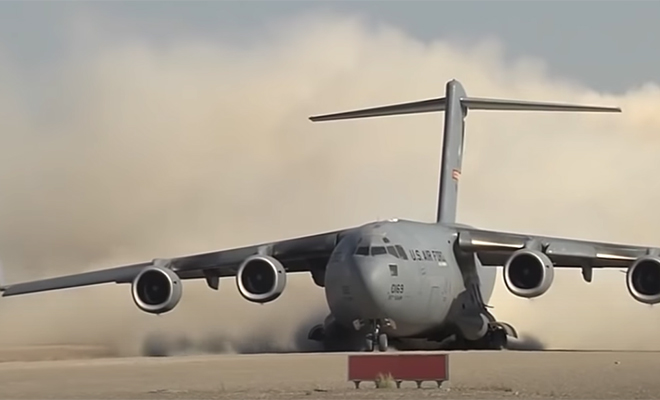 Пилот военного C-17 провел посадку в пустыне прямо на песок. Видео с дрона Пилот военного C-17 провел посадку в пустыне прямо на песок. Видео с дрона видео, самолет, полном, Опытный, шасси, песок, опускаться, машине, позволяют, также, Крупные, медленноПо, подъемную, дополнительную, самолету, обеспечивают, закрылки, крыльев, Размах, подняты