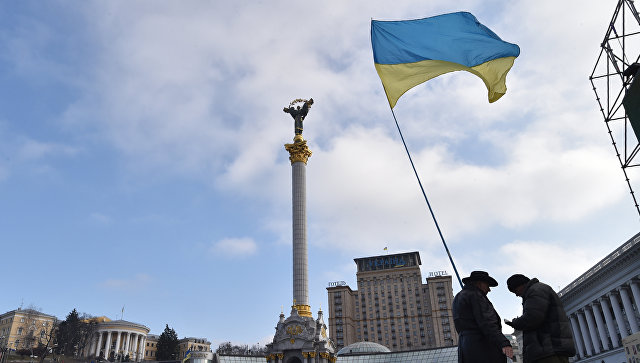 Украинский флаг на площади Независимости в Киеве. Архивное фото