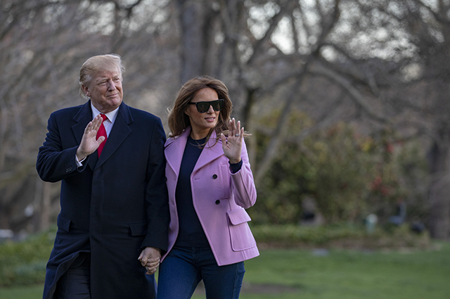 Мелания Трамп с родителями и Дональдом Трампом вернулась с уикенда во Флориде Новости