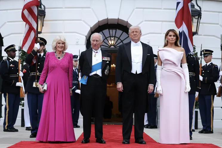 Дональд и Мелания Трамп провели ужин в Белом доме с Карлом III и королевой Камиллой Мелания, Камилла, Images, Дональд, одета, Белого, первой, матери, королевы, костюм, ТрампКоролева, платье, Камиллой, цвета, Трамп, Manolo, похожий, туфли, BlahnickКоролева, белые