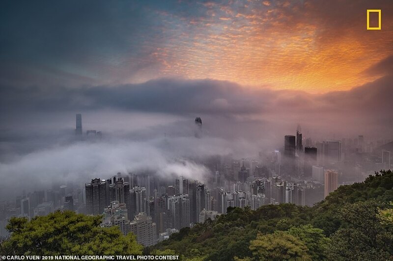 3. Небоскребы Гонконга в весеннем тумане. Фотограф - Карло Юэн National Geographic Travel, national geographic, конкурс фотографии, красота, номинанты, природа, профессиональные фотографии, фотоконкурс