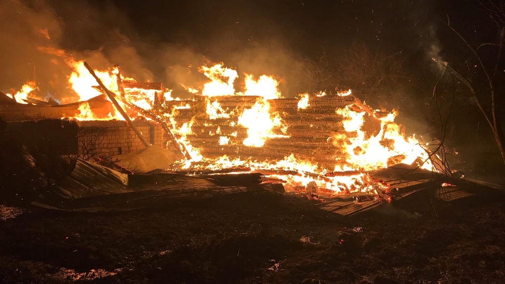 пожар в полуево тверская область. сгоревший кирпичный дом. пожар в рикасихе архангельской области в мае 2023. пожар в гараже. зеленоград горело дерево.