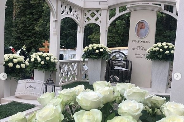 Родственники почтили память Веры Глаголевой и установили памятник на ее могиле 