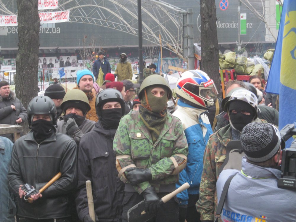 Неонацисты, руководившие Майданом 16.02.2014. Ещё до победы  они избивают своих оппонентов и пытают 