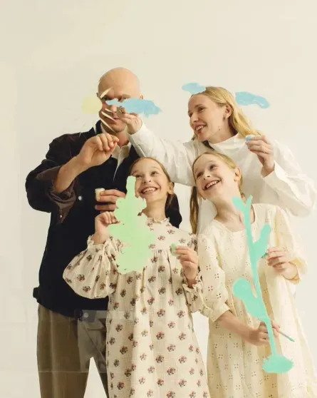 Семейный портрет: Юра Борисов с женой и детьми на обложке модного журнала