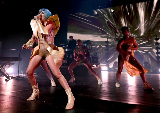 Майкл Дуглас, Кэтрин Зета-Джонс и другие на шоу Леди Гаги в Нью-Йорке Майкл Дуглас, Кэтрин Зета-Джонс и другие на шоу Леди Гаги в Нью-Йорке Звезды,Красная дорожка