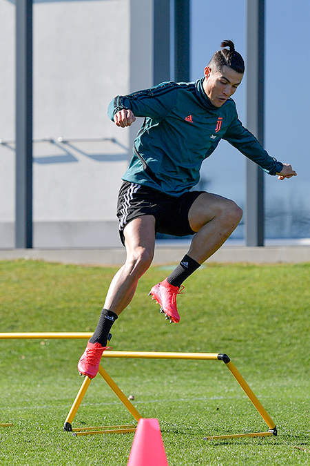 Криштиану Роналду отметил день рождения на сюрприз-вечеринке с Джорджиной Родригес и друзьями Криштиану Роналду отметил день рождения на сюрприз-вечеринке с Джорджиной Родригес и друзьями Звезды,Новости о звездах