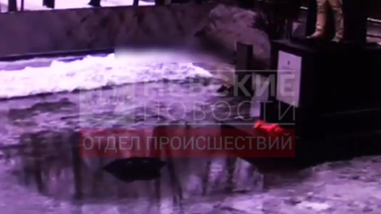 Опубликовано видео с угасающим в луже талого снега Вечным огнем в Красном Селе