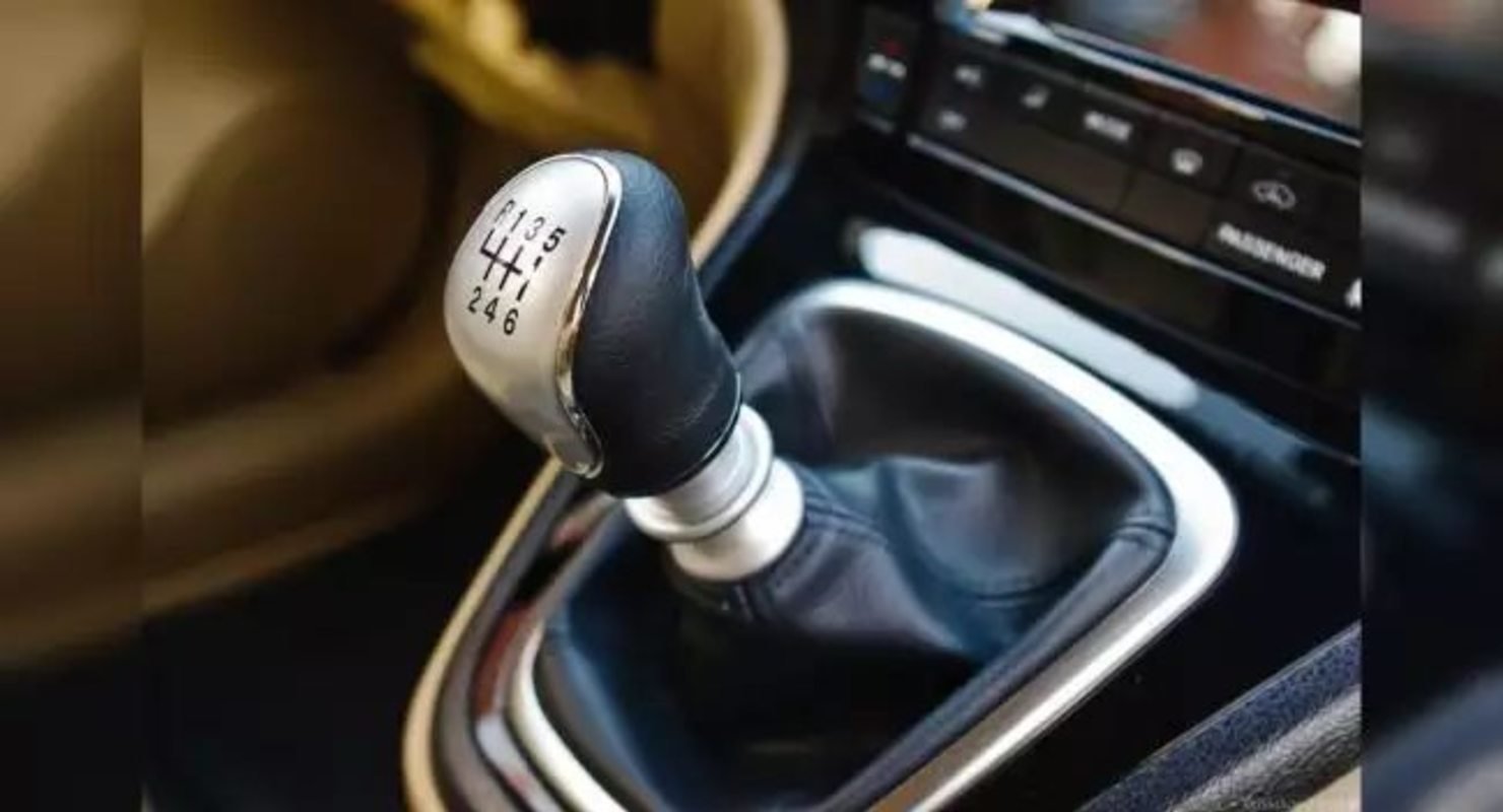 Машина с МКПП: зачем выжимают сцепление перед остановкой мотора