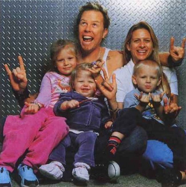  Вокалист группы "Metallica" Джеймс Хэтфилд со своей семьей. 1990-е. известные, люди, фото