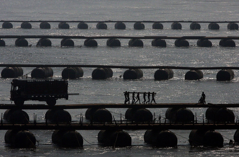 Строительство понтонных мостов в Индии Строительство понтонных мостов в Индии индия