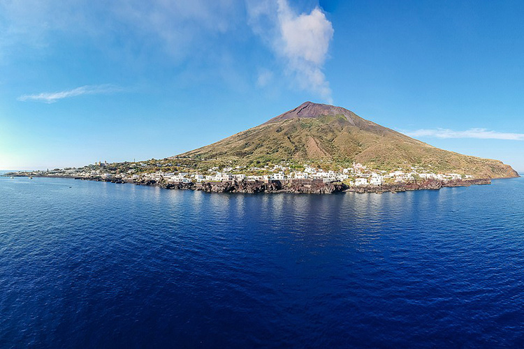 Вид на вулканический остров Стромболи