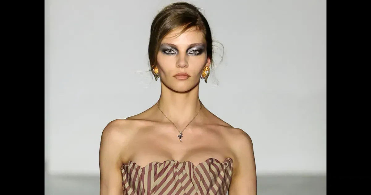 Алеся Кафельникова вышла на подиум показа Vivienne Westwood в рамках Недели моды в Париже