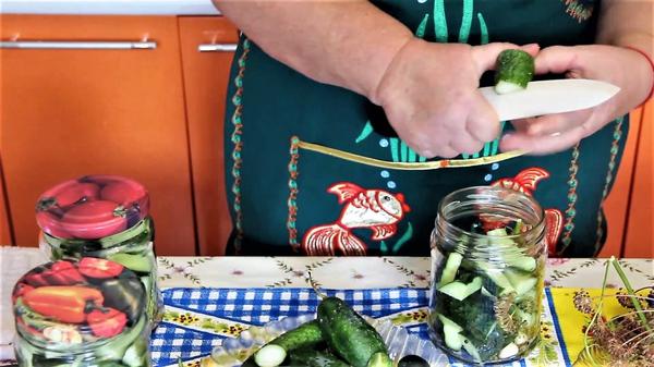Огурцы режем крупными дольками