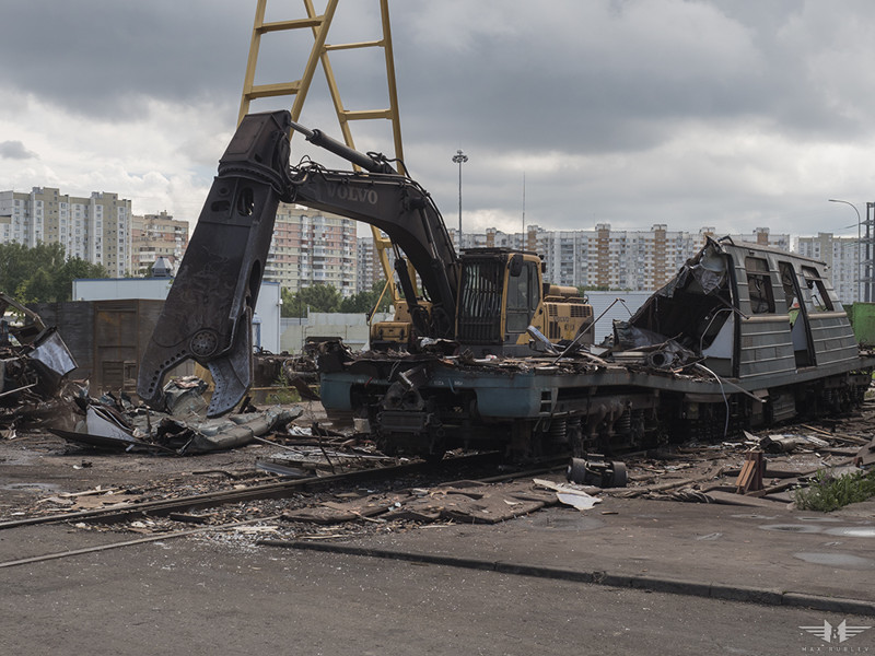 Как умирают вагоны московского метро Как умирают вагоны московского метро вагон, метро, москва, утилизация