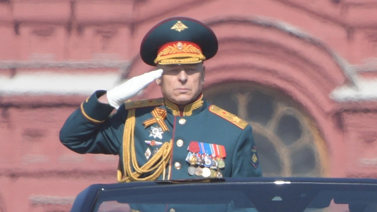 Командовать парадом какой. Генерал Салюков парад. Генерал армии Салюков на параде.