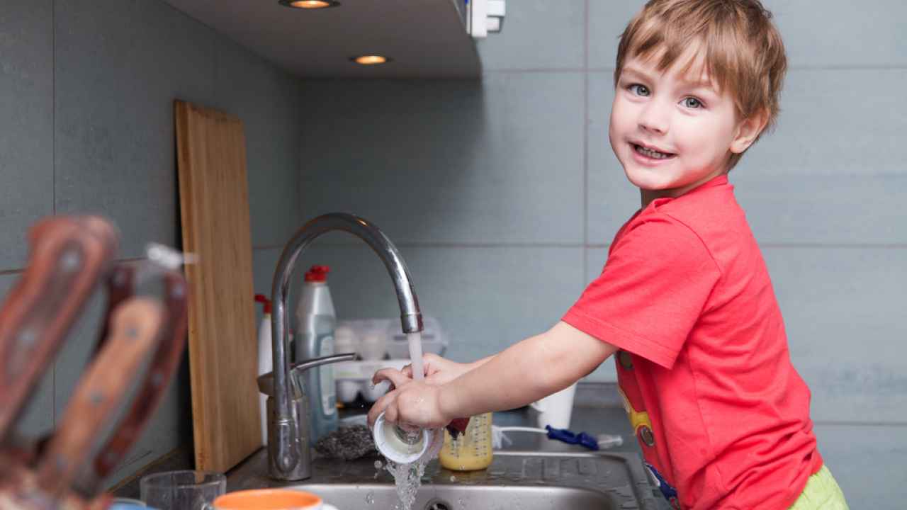 Мальчик моет посуду. Ребенок моет посуду. Дети помогают родителям. Мытье посуды для детей.