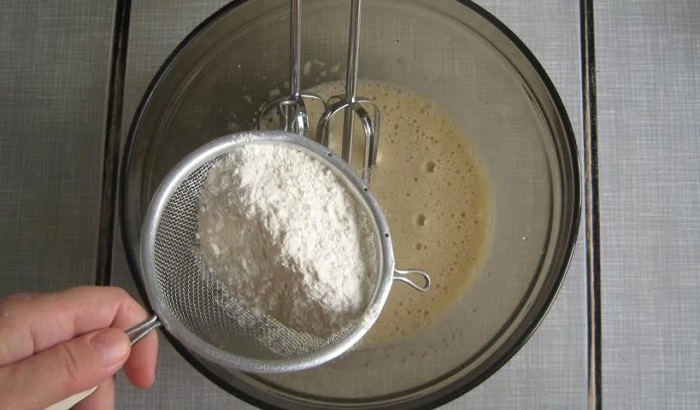 Добавляйте муку частями через сито. / Фото: gastronom.ru